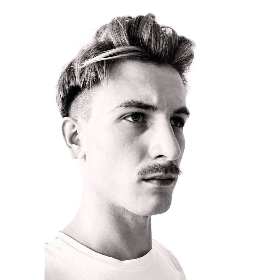 Projektowanie wnętrz – projektant wnętrz przy pracy, tworzący unikalne aranżacje, które łączą estetykę z funkcjonalnością.